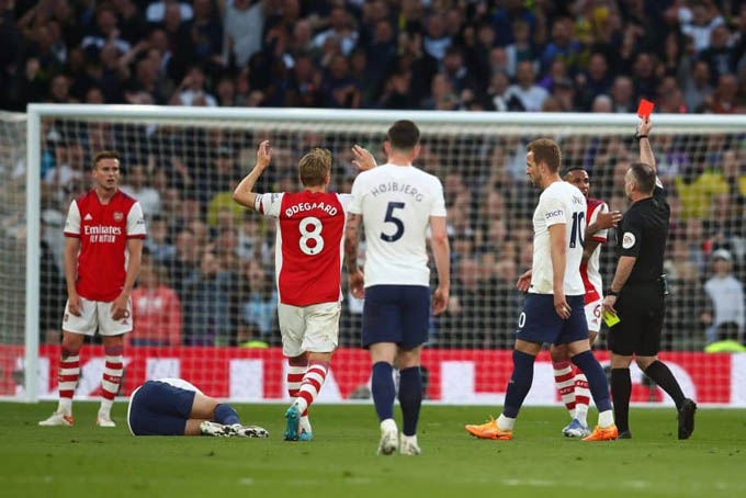 Tottenham đã dẫn Arsenal trước khi Holding phải nhận thẻ đỏ