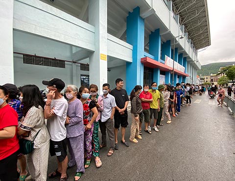 Dòng người đổ về sân Cẩm Phả rất đông. Nhiều hội viên Hội CĐV Quảng Ninh được bố trí xếp hàng riêng để nhận vé