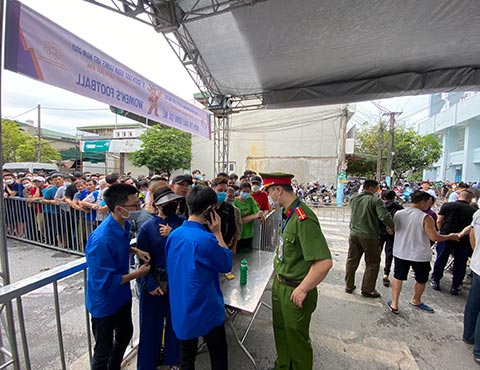 CĐV Quảng Ninh xếp hàng khá trật tự nên lực lượng an ninh không phải vất vả làm việc