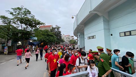 Nhiều khán giả không thể chen chân vào sân Cẩm Phả xem Việt Nam thi đấu
