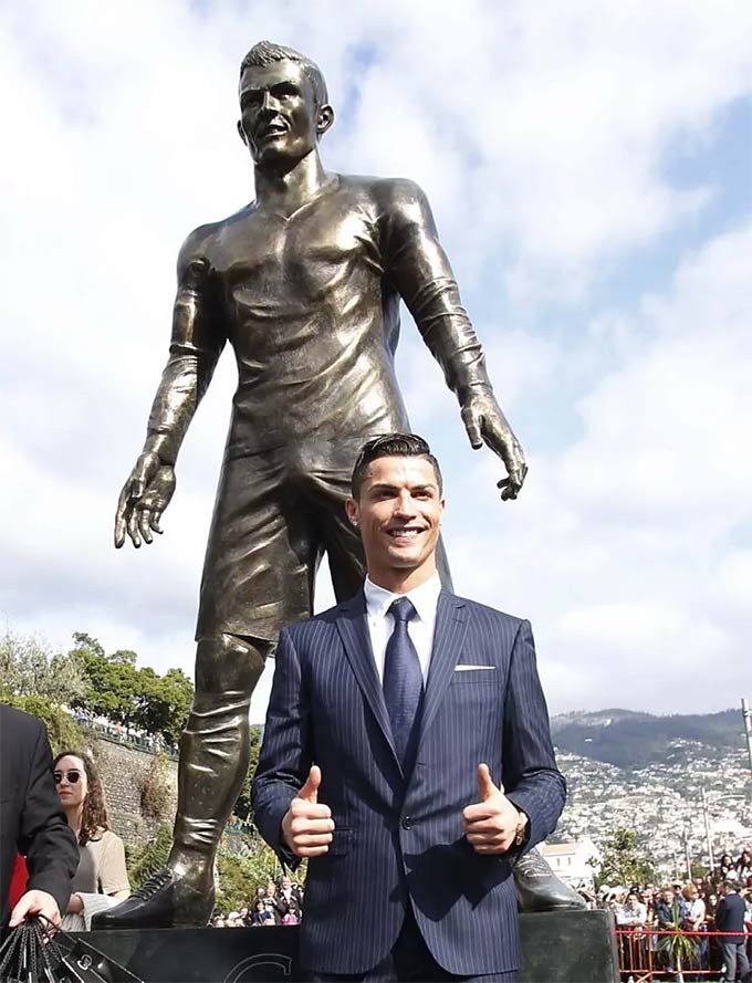 Ronaldo khoe ảnh chụp cùng bức tượng của chính mình