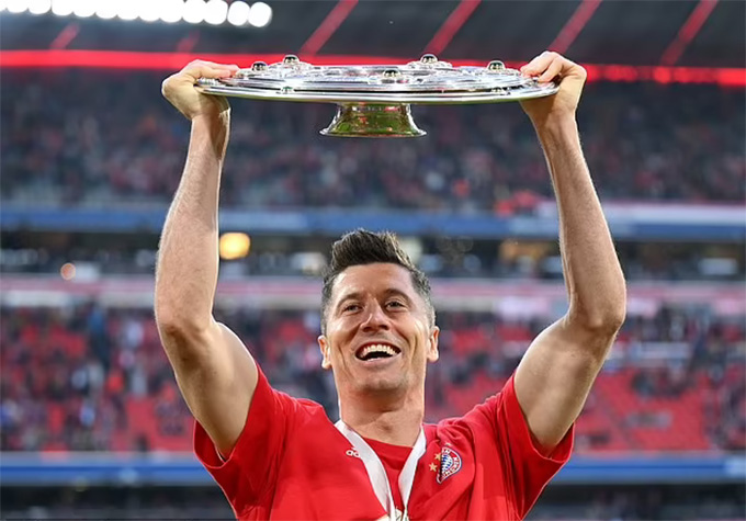 Lewandowski nâng cao đĩa bạc cuối cùng cùng Bayern?