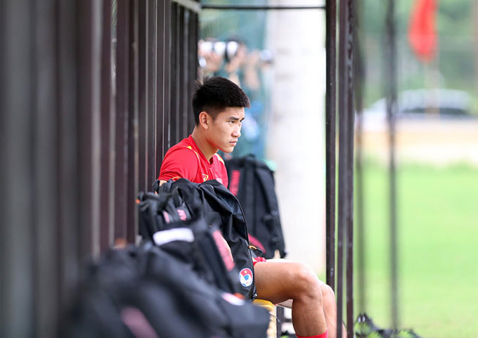 Nhâm Mạnh Dũng là cầu thủ duy nhất của U23 Việt Nam không vào sân tập. Tiền đạo của Viettel bị căng cơ đùi sau trận đấu chơi năng nổ và thể hiện cực hay