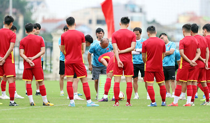 Dù có 3 điểm quan trọng trước U23 Myanmar, đặt một chân vào bán kết nhưng ông Park không hài lòng về màn thể hiện của các học trò. Trước khi buổi tập trưa ngày 14/5 diễn ra, ông thầy Hàn Quốc đã dành nhiều thời gian để trò chuyện, rút kinh nghiệm cùng các học trò 