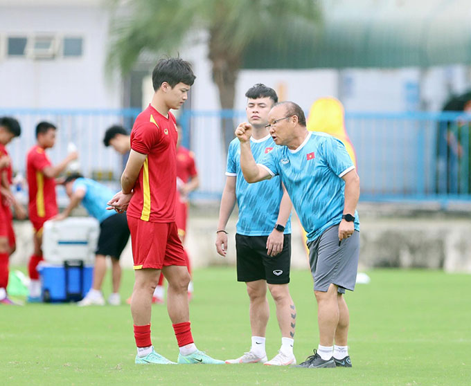 Hoàng Đức cũng được ông Park gọi riêng ra để trao đổi. Tiền vệ 24 tuổi tiếp tục là linh hôn nơi tuyến giữa của U23 Việt Nam trong trận gặp U23 Myanmar 