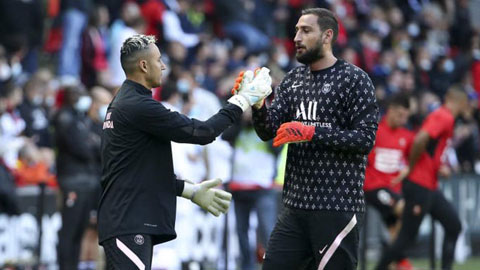 Donnarumma (phải) được chọn làm thủ môn số 1 mùa tới, còn Navas nhiếu khả năng phải rời PSG trong Hè 2022 