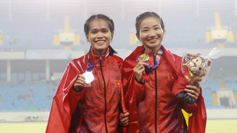 Nguyễn Thị Oanh (phải) giành HCV  nội dung chạy 1.500 mét nữ