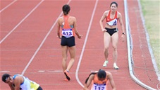 Bị đối thủ huých ngã, nhà ĐKVĐ SEA Games phải lết về đích nội dung chạy 800m