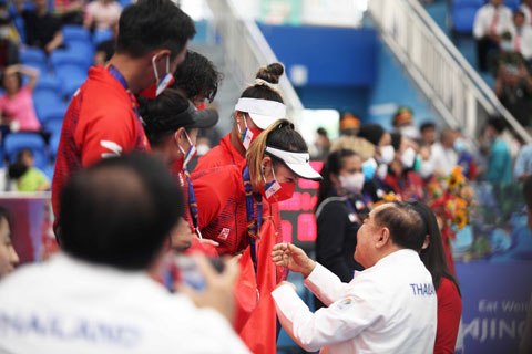Phó Thủ tướng Thái Lan - Ông Prawit Wongsuwan trao HCB cho đội tuyển quần vợt nữ Việt Nam