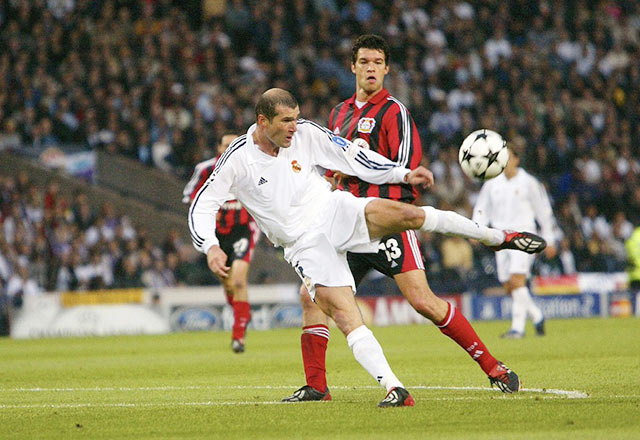 Khoảnh khắc Zidane volley tung lưới Leverkusen ghi bàn ấn định chiến thắng 2-1 cho Real 