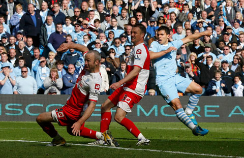     Khoảnh khắc Aguero xé lưới QPR, giúp Man City vô địch Premier League 2011/12 ở đúng vòng đấu cuối