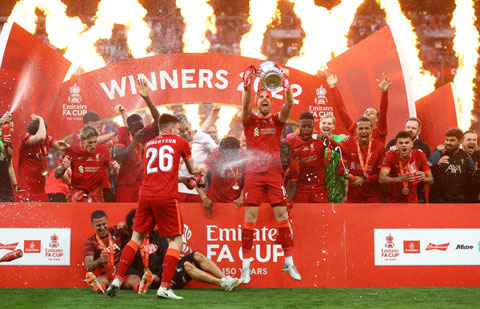 Các cầu thủ Liverpool  ăn mừng chức vô địch FA Cup sau khi đánh bại Chelsea  ở trận chung kết