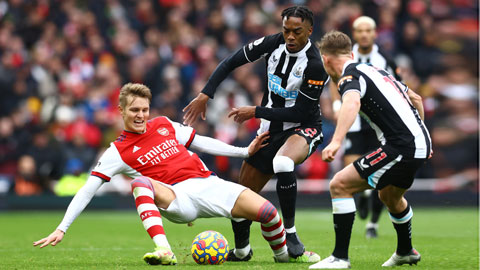 Sự thất thường có thể khiến Arsenal (trái) sẩy chân trên sân của Newcastle