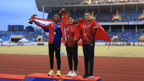 Nguyễn Thị Huyền (giữa, ảnh trái) bảo vệ thành công tấm HCV SEA Games chạy 400 mét  Ảnh: Minh Tuấn