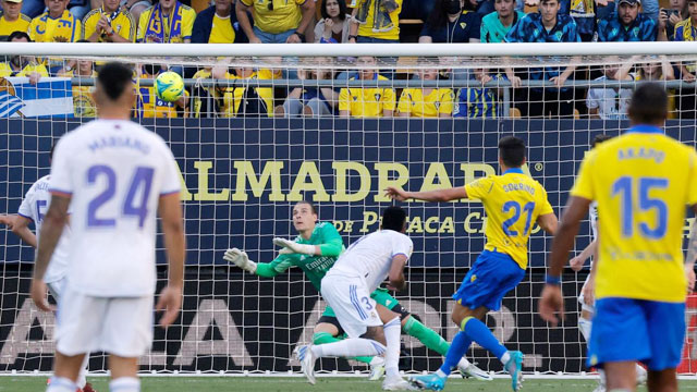 Tiền đạo Ruben Sobrino (số 21) trong tình huống ghi bàn gỡ hòa cho Cadiz trước Real Madrid