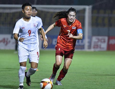 Ở loạt đấu cuối vòng bảng, ĐT nữ Myanmar (trái) đã bất ngờ thắng tối thiểu Singapore nên ĐT nữ Thái Lan (phải) đã bứt lên để chiếm ngôi nhất bảng B - Ảnh: Phan Tùng