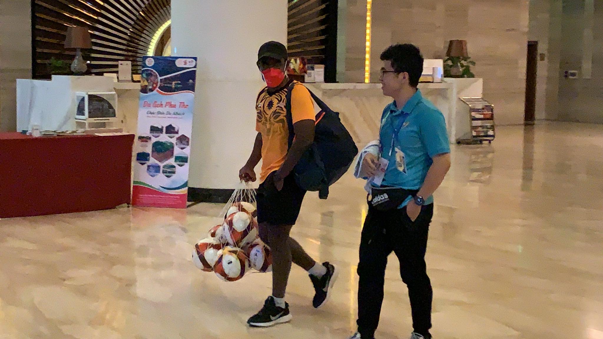 Sau khi thấy truyền thông Việt Nam ra về, các thành viên BHL của U23 Malaysia bắt đầu xuống để chuẩn bị buổi tập - Ảnh: Đức Cường 