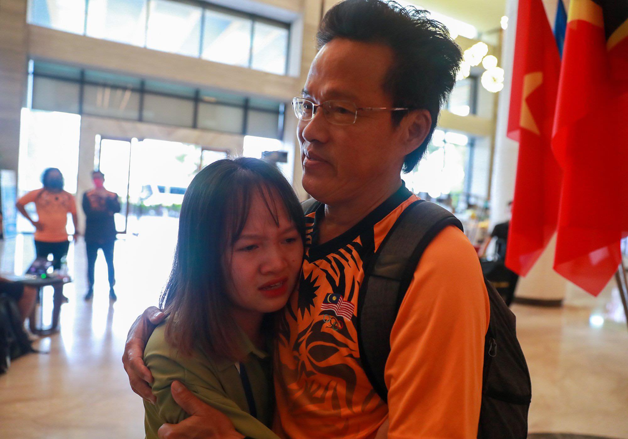 Nữ tình nguyện viên bật khóc khi phải chia tay U23 Malaysia - Ảnh: Đức Cường 