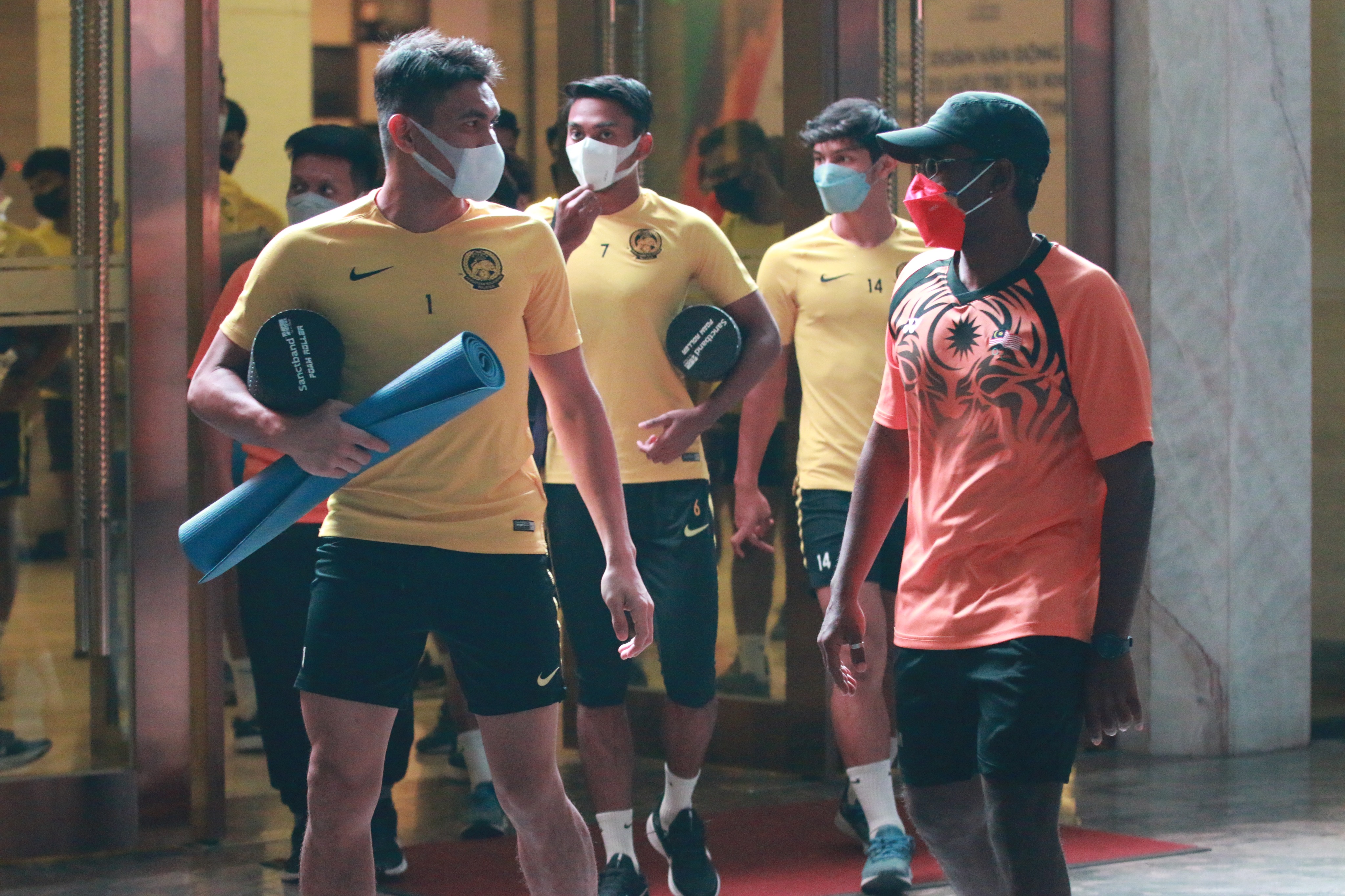 Các cầu thủ U23 Malaysia ra sân tập nhẹ sau khi đến Việt Trì - Ảnh: Đức Cường 