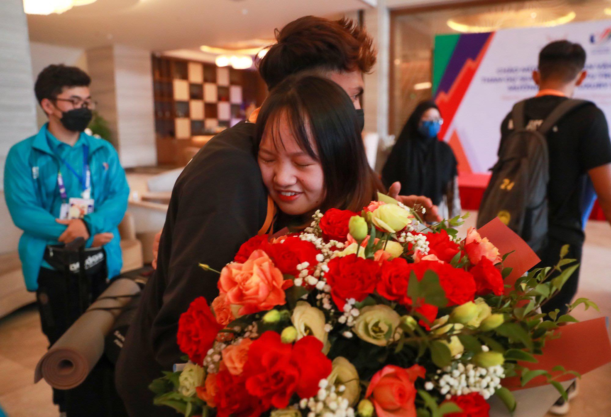 Nữ tình nguyện viên Nguyễn Thị Nhung quyến luyến chia tay U23 Malaysia để trở về Nam Định - Ảnh: Đức Cường 