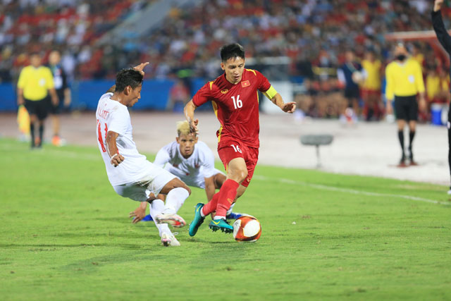 Cựu tuyển thủ Nguyễn Tuấn Phong dự đoán U23 Việt Nam (áo sẫm) sẽ đánh bại U23 Malaysia với tỷ số 2-0 - Ảnh: ĐỨC CƯỜNG
