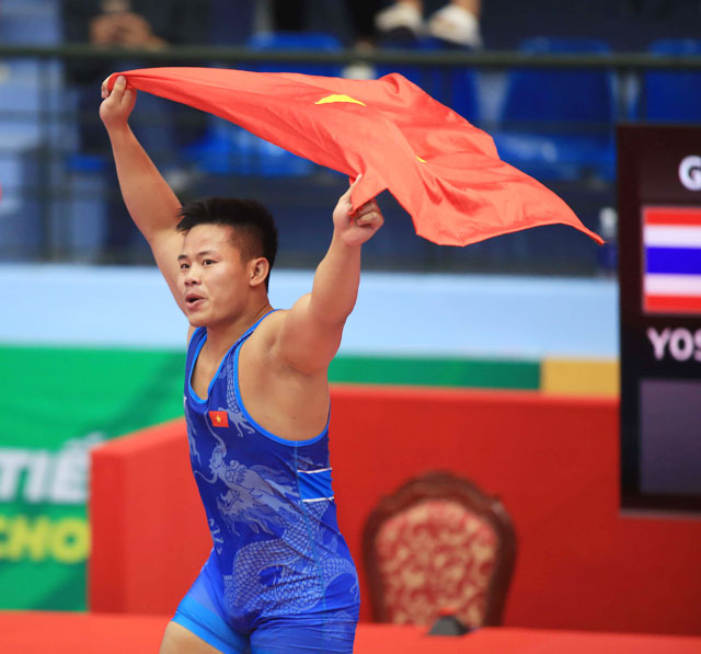 Đô cử Nguyễn Minh Hiếu giành chiến thắng trước đối thủ của Thái Lan để giành HCV hạng cân 97kg - Ảnh: MINH TUẤN