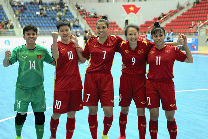Đỗ Thị Nguyên (số 7) chia vui cùng đồng đội trong một tình huống ĐT futsal nữ Việt Nam khi bàn ở SEA Games 31. Ảnh: Sơn Đông