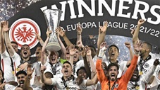Giây phút Frankfurt nâng cúp vô địch Europa League sau 42 năm