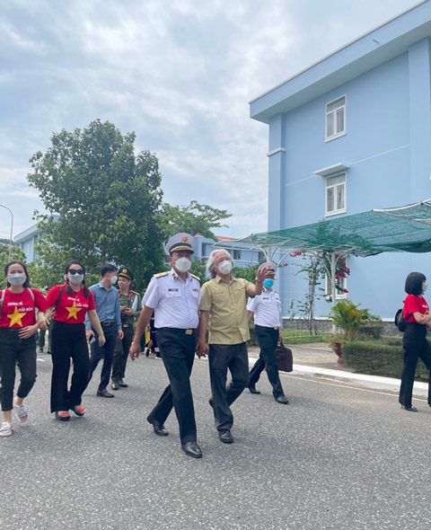 Chuẩn đô đốc Phạm Văn Quang cùng Nguyên Tổng Biên tập Tạp chí Bóng đá Nguyễn Văn Phú nắm tay nhau đi thăm các cơ sở