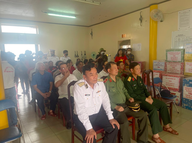 Chuẩn đô đốc Phạm Văn Quang, Phó chủ nhiệm Chính trị Hải quân, lắng nghe báo cáo trên Đảo Trường Sa Lớn