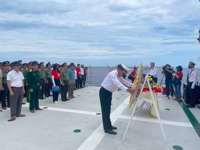 Chuẩn đô đốc Phạm Văn Quang làm Lễ tưởng niệm các anh hùng, liệt sỹ hy sinh trên các vùng biển, đảo của Tổ quốc