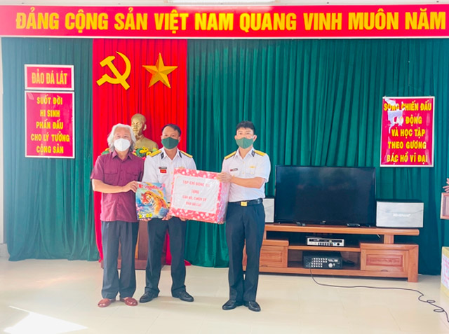 Nguyên Tổng Biên tập Tạp chí Bóng đá Nguyễn Văn Phú tặng quà các đảo trên quần đảo Trường Sa