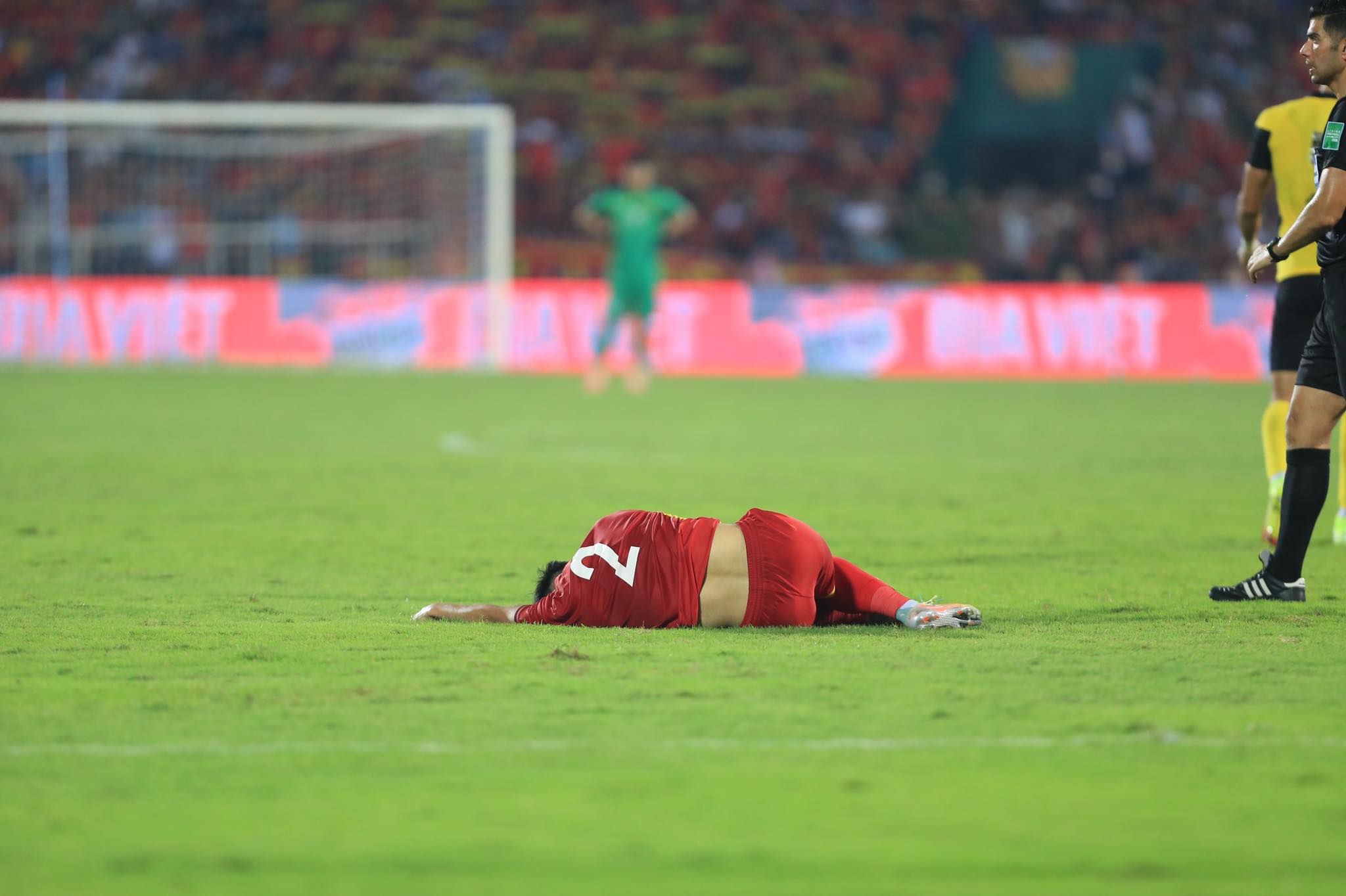 Hậu vệ của U23 Việt Nam đau đớn sau pha chấn thương khá nghiêm trọng - Ảnh: Đức Cường 