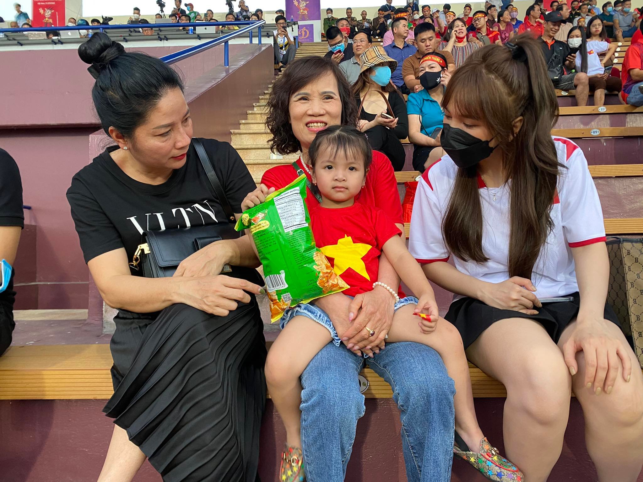 Bạn gái cùng mẹ Hoàng Đức và mẹ vợ Bùi Tiến Dũng đến sân cổ vũ U23 Việt Nam đá với U23 Malaysia - Ảnh: Đức Cường 