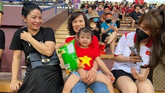 Bạn gái hot girl của Hoàng Đức đến sân cổ vũ U23 Việt Nam đấu U23 Malaysia