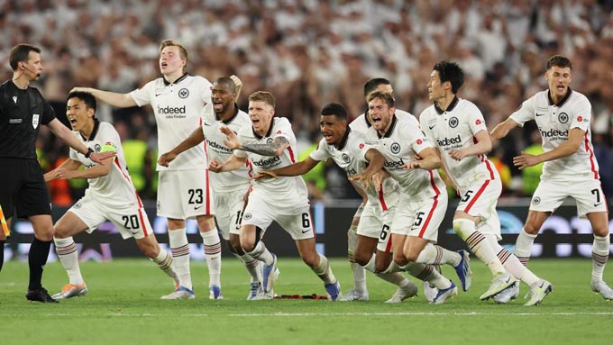 Niềm vui vỡ òa của các cầu thủ Frankfurt khi giành chiến thắng chung cuộc 5-4 trước Rangers ở loạt sút luân lưu
