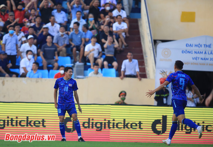 Niềm vui của Weerathep sau khi ghi bàn cho U23 Thái Lan. Ảnh: Đức Cường