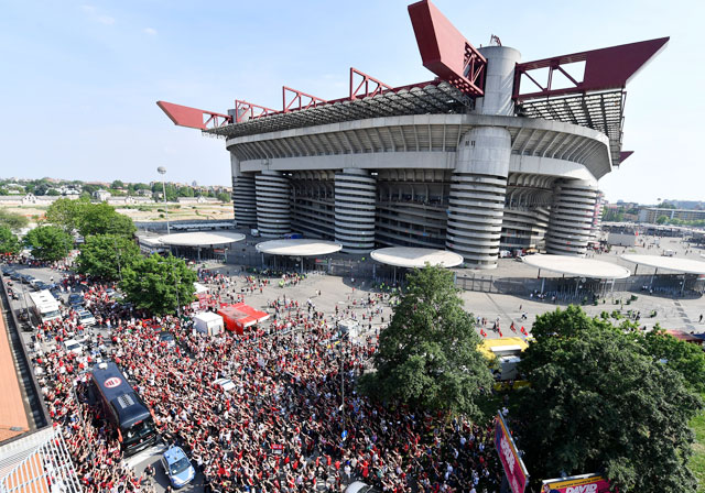 Sau hơn 1 thập kỷ chờ đợi, các CĐV của Milan vẫn chưa biết sẽ ăn mừng thế nào và ở đâu nếu đội nhà giành Scudetto 2021/22