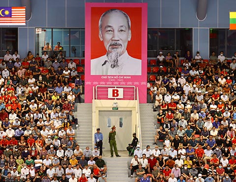 Nhà thi đấu Đại Yên - Quảng Ninh với sức chứa 5.000 chỗ ngồi đã chật kín khán giả đến tiếp sức cho đội bóng chuyền nam Việt Nam
