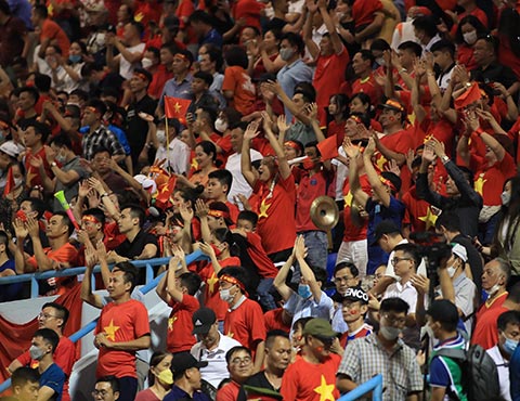 Sân Cẩm Phả luôn chật kín khán giả trên khán đài trong mỗi trận đấu của ĐT nữ Việt Nam tại SEA Games 31 - Ảnh: Phan Tùng
