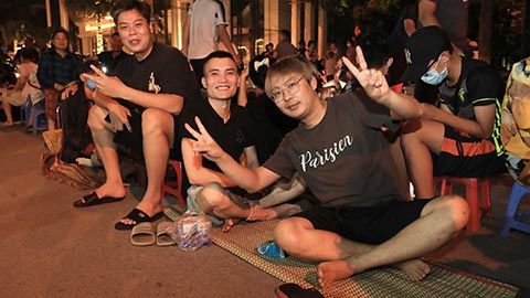 Khán giả mang chăn chiếu, đồ ăn đêm đến cửa sân Cẩm Phả chờ nhận vé xem chung kết Việt Nam vs Thái Lan
