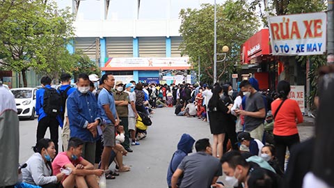 Khán giả Quảng Ninh nghĩ ra "chiêu độc" để sở hữu tấm vé vào xem chung kết Việt Nam-Thái Lan