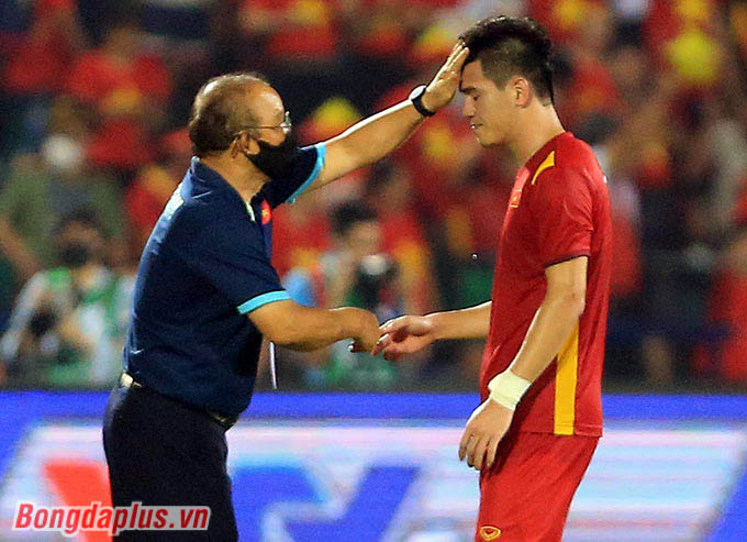 Ông xoa đầu Tiến Linh, cầu thủ đã ghi bàn từ đánh đầu giúp U23 Việt Nam vào chung kết 