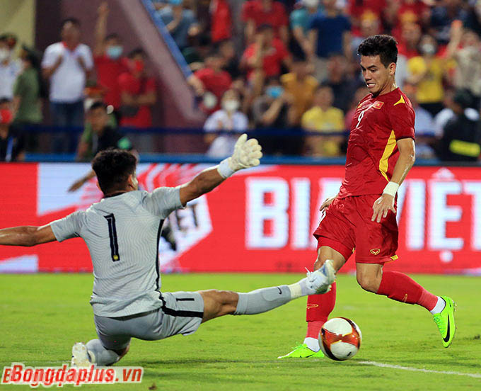 Tiến Linh có cơ hội ngon ăn trong hiệp 1 khi đối mặt với thủ thành U23 Malaysia. Anh bình tĩnh đưa bóng vượt qua tầm với của thủ thành đối phương