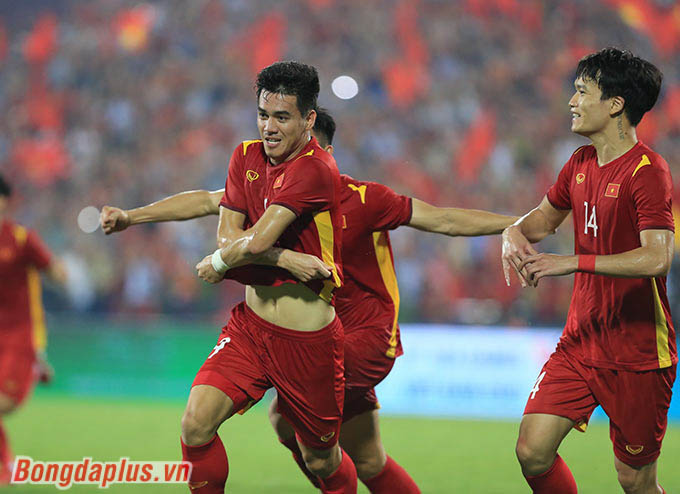 Phút 111, sức ép với Tiến Linh đã được giải tỏa. Anh đánh đầu tung lưới U23 Malaysia và chạy về một góc sân 