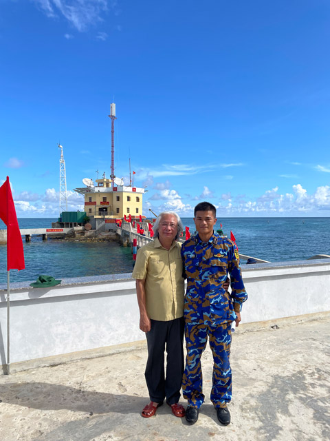 Nguyên Tổng Biên tập Tạp chí Bóng đá Nguyễn Văn Phú bất ngờ gặp lại Trung úy Lê Đức Tuấn trên Đảo Tốc Tan C