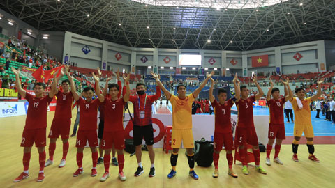 ĐT futsal nam Việt Nam cảm ơn sự cổ vũ nhiệt tình của các khán giả nhà  Ảnh: MINH TUẤN