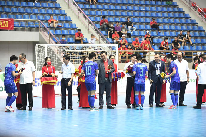 Lãnh đạo VFF trao huy chương cho các cầu thủ Thái Lan