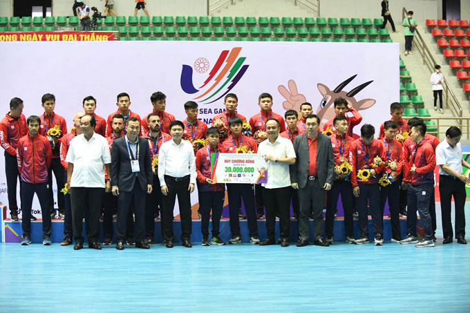 Lãnh đạo VFF xuống sân động viên các tuyển thủ futsal Việt Nam