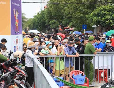 Sau 1 đêm trắng xếp hàng trước cửa sân Cẩm Phả, NHM Quảng Ninh được thông báo sẽ nhận vé phát miễn phí trong sáng nay